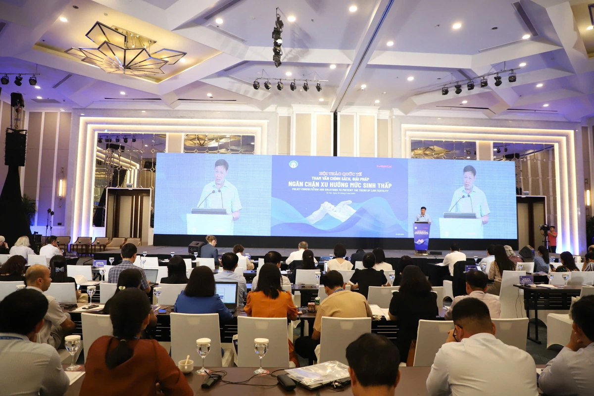 Thách thức dân số khi người trẻ kết hôn muộn và người càng giàu càng sinh ít con